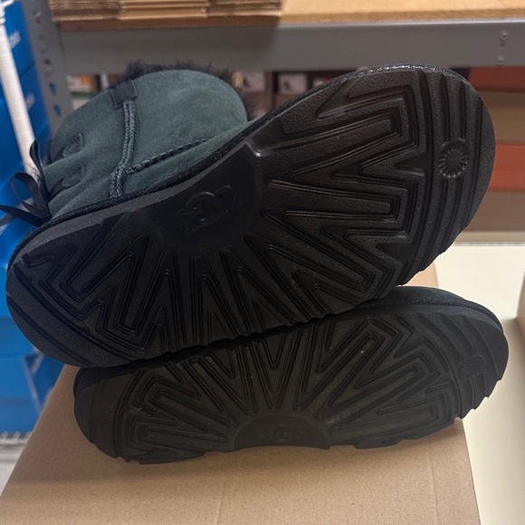 Faded but brand new!! $100 off!!Kids Ugg Bailey Bow 2 - Picture 7 of 13
